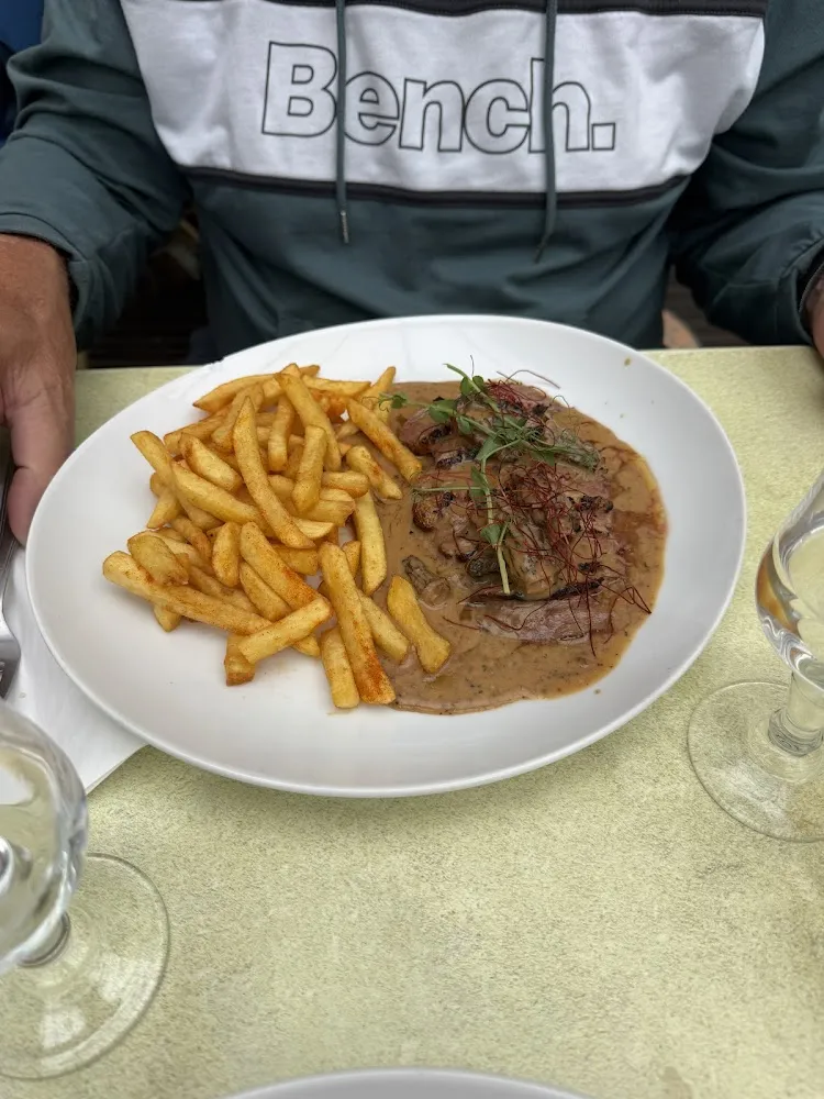 Cote D'agnçau Accompagné Crème de Thym Et Des Frites Fraiches